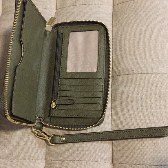 ❌❌SOLD❌❌Beautiful Olive Green MichaelKors Wristlet - Picture 4 of 6